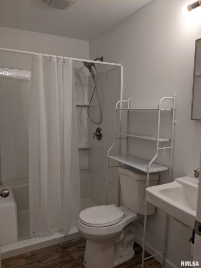 300 GLENVIEW Drive, Carbondale, Illinois 62901, 4 Bedrooms Bedrooms, 0 ,3 BathroomsBathrooms,Residential,For Sale,GLENVIEW,0,RMAQC4267427