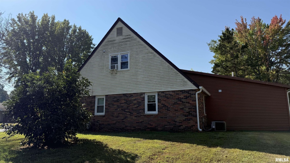 300 GLENVIEW Drive, Carbondale, Illinois 62901, 4 Bedrooms Bedrooms, 0 ,3 BathroomsBathrooms,Residential,For Sale,GLENVIEW,0,RMAQC4267427