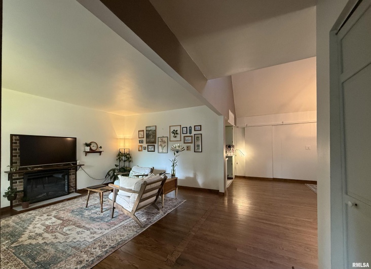 300 GLENVIEW Drive, Carbondale, Illinois 62901, 4 Bedrooms Bedrooms, 0 ,3 BathroomsBathrooms,Residential,For Sale,GLENVIEW,0,RMAQC4267427
