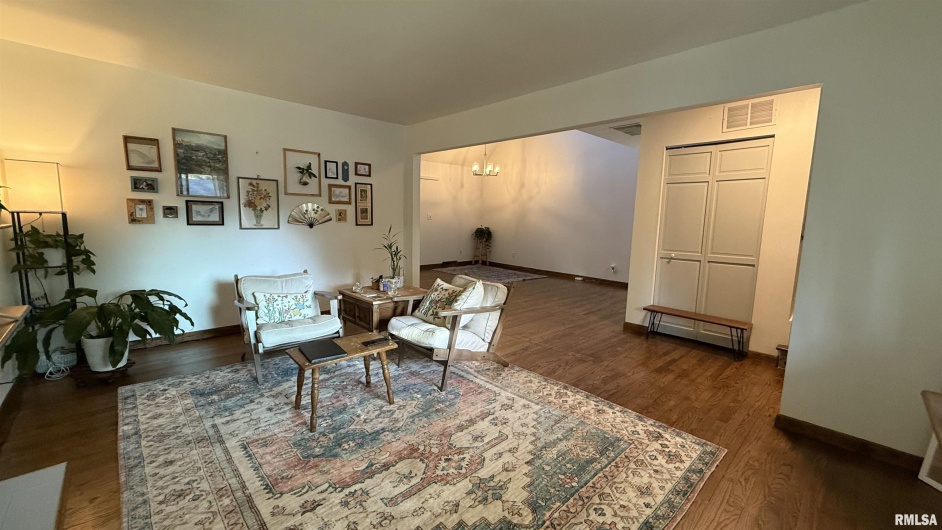 300 GLENVIEW Drive, Carbondale, Illinois 62901, 4 Bedrooms Bedrooms, 0 ,3 BathroomsBathrooms,Residential,For Sale,GLENVIEW,0,RMAQC4267427