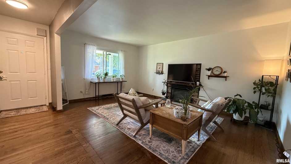 300 GLENVIEW Drive, Carbondale, Illinois 62901, 4 Bedrooms Bedrooms, 0 ,3 BathroomsBathrooms,Residential,For Sale,GLENVIEW,0,RMAQC4267427