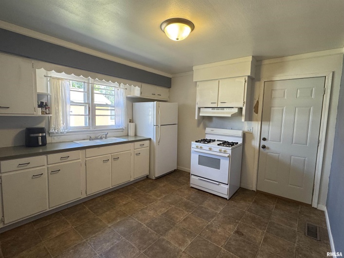 404 CARTER Street, Marion, Illinois 62959, 2 Bedrooms Bedrooms, 0 ,1 BathroomBathrooms,Residential,For Sale,CARTER,0,RMAQC4267428