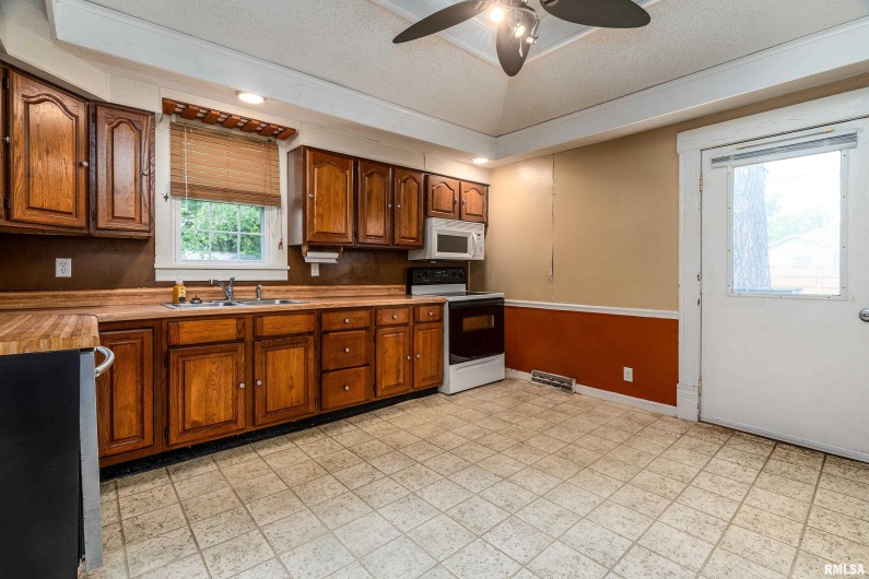 2112 HERBERT Street, Murphysboro, Illinois 62966, 3 Bedrooms Bedrooms, 0 ,1 BathroomBathrooms,Residential,For Sale,HERBERT,0,RMAEB458234