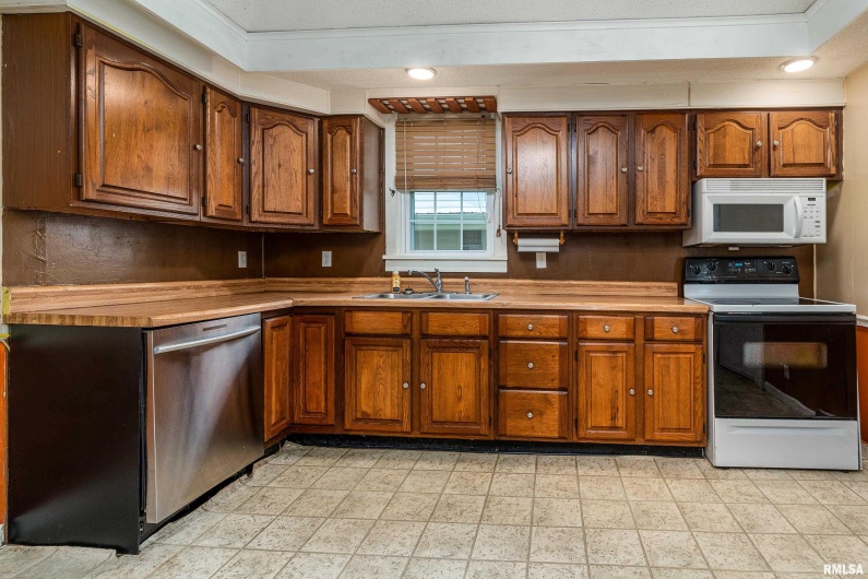 2112 HERBERT Street, Murphysboro, Illinois 62966, 3 Bedrooms Bedrooms, 0 ,1 BathroomBathrooms,Residential,For Sale,HERBERT,0,RMAEB458234