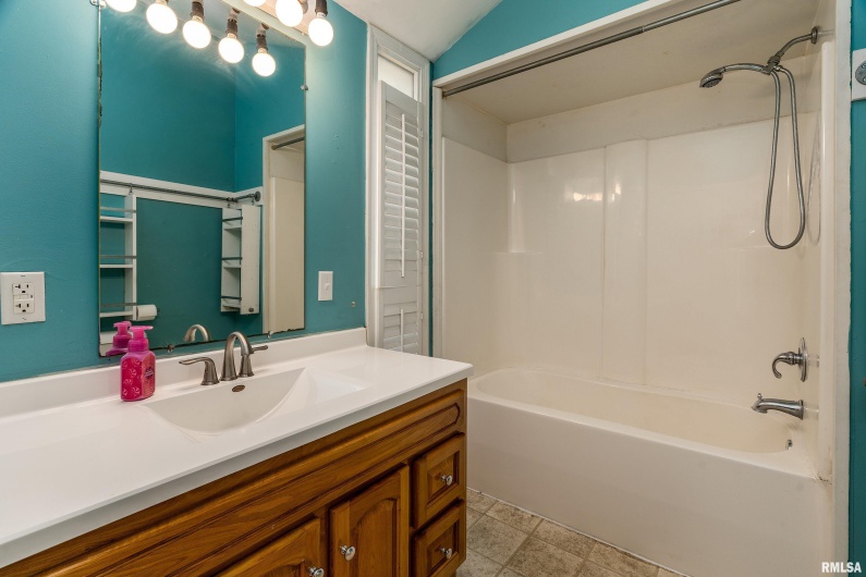 2112 HERBERT Street, Murphysboro, Illinois 62966, 3 Bedrooms Bedrooms, 0 ,1 BathroomBathrooms,Residential,For Sale,HERBERT,0,RMAEB458234