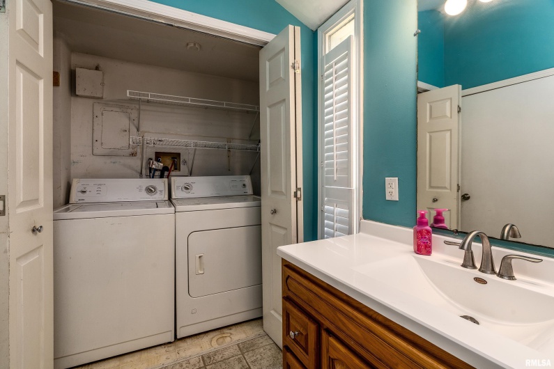 2112 HERBERT Street, Murphysboro, Illinois 62966, 3 Bedrooms Bedrooms, 0 ,1 BathroomBathrooms,Residential,For Sale,HERBERT,0,RMAEB458234