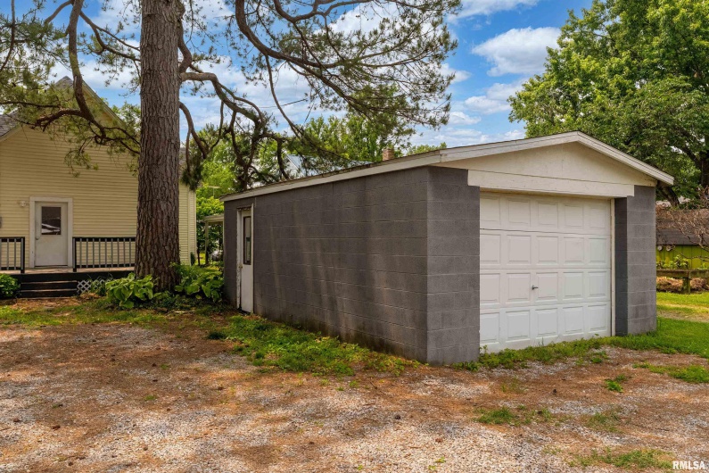 2112 HERBERT Street, Murphysboro, Illinois 62966, 3 Bedrooms Bedrooms, 0 ,1 BathroomBathrooms,Residential,For Sale,HERBERT,0,RMAEB458234