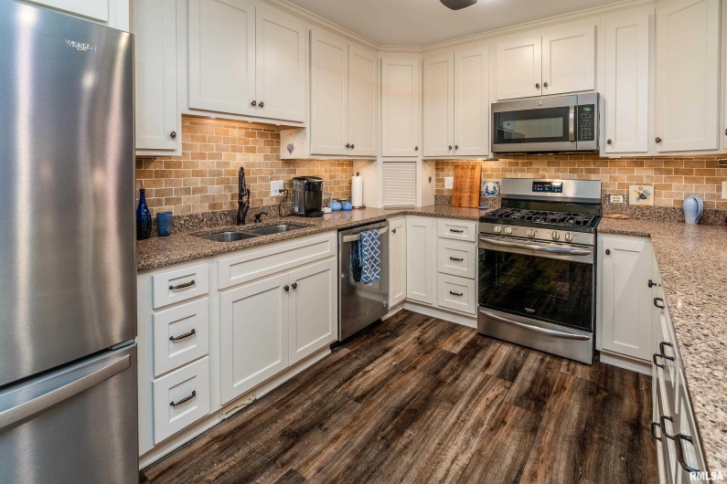 501 LEXINGTON Court, Carbondale, Illinois 62901, 2 Bedrooms Bedrooms, 0 ,2 BathroomsBathrooms,Residential,For Sale,LEXINGTON,0,RMAEB459770