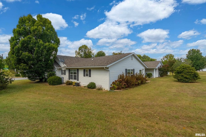 501 LEXINGTON Court, Carbondale, Illinois 62901, 2 Bedrooms Bedrooms, 0 ,2 BathroomsBathrooms,Residential,For Sale,LEXINGTON,0,RMAEB459770