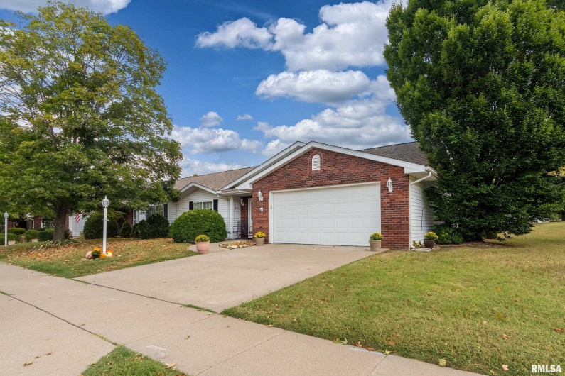 501 LEXINGTON Court, Carbondale, Illinois 62901, 2 Bedrooms Bedrooms, 0 ,2 BathroomsBathrooms,Residential,For Sale,LEXINGTON,0,RMAEB459770