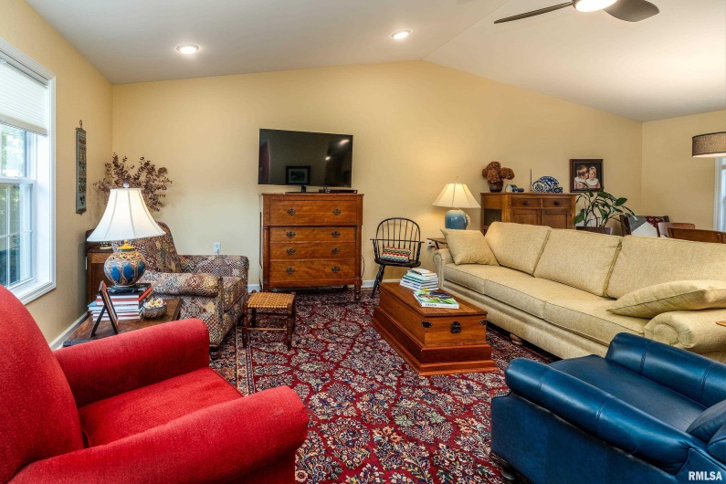 501 LEXINGTON Court, Carbondale, Illinois 62901, 2 Bedrooms Bedrooms, 0 ,2 BathroomsBathrooms,Residential,For Sale,LEXINGTON,0,RMAEB459770