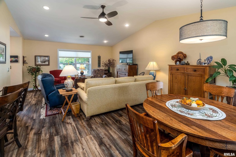 501 LEXINGTON Court, Carbondale, Illinois 62901, 2 Bedrooms Bedrooms, 0 ,2 BathroomsBathrooms,Residential,For Sale,LEXINGTON,0,RMAEB459770