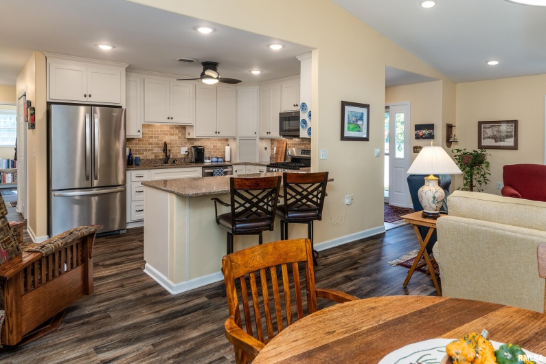 501 LEXINGTON Court, Carbondale, Illinois 62901, 2 Bedrooms Bedrooms, 0 ,2 BathroomsBathrooms,Residential,For Sale,LEXINGTON,0,RMAEB459770