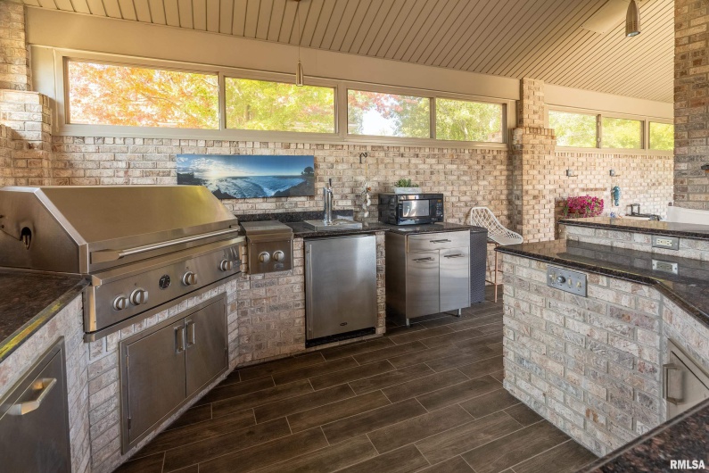 2200 BRENTWOOD Drive, Marion, Illinois 62959, 4 Bedrooms Bedrooms, 0 ,2 BathroomsBathrooms,Residential,For Sale,BRENTWOOD,0,RMAEB459774