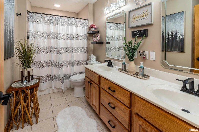 2200 BRENTWOOD Drive, Marion, Illinois 62959, 4 Bedrooms Bedrooms, 0 ,2 BathroomsBathrooms,Residential,For Sale,BRENTWOOD,0,RMAEB459774