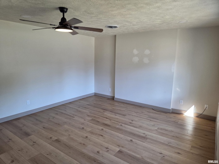 404 9TH Street, Johnston City, Illinois 62951, 3 Bedrooms Bedrooms, 0 ,2 BathroomsBathrooms,Residential,For Sale,9TH,0,RMAEB459794