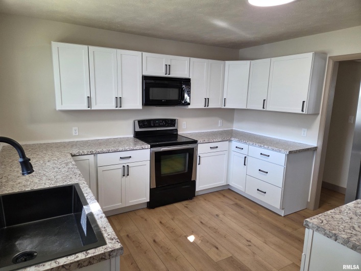 404 9TH Street, Johnston City, Illinois 62951, 3 Bedrooms Bedrooms, 0 ,2 BathroomsBathrooms,Residential,For Sale,9TH,0,RMAEB459794