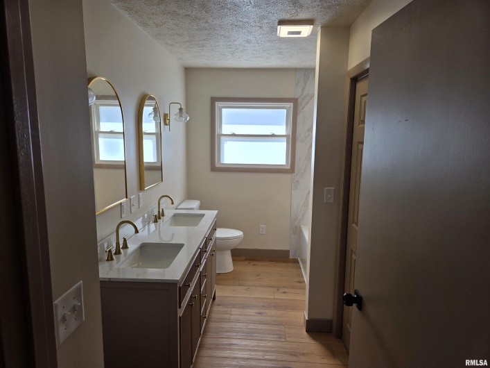 404 9TH Street, Johnston City, Illinois 62951, 3 Bedrooms Bedrooms, 0 ,2 BathroomsBathrooms,Residential,For Sale,9TH,0,RMAEB459794
