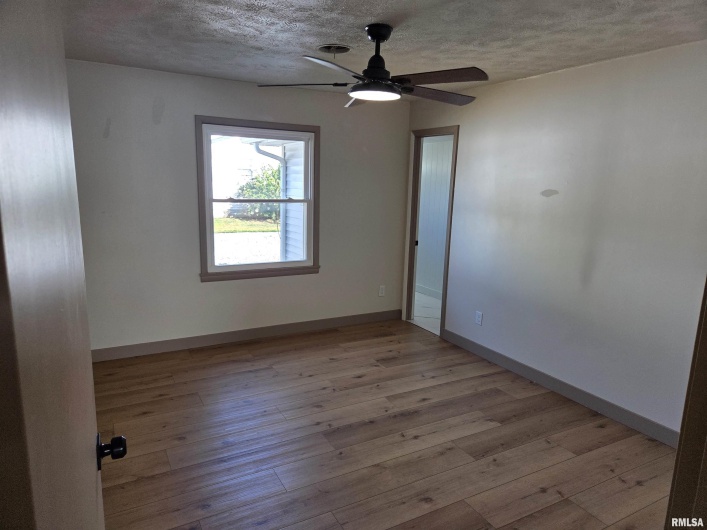 404 9TH Street, Johnston City, Illinois 62951, 3 Bedrooms Bedrooms, 0 ,2 BathroomsBathrooms,Residential,For Sale,9TH,0,RMAEB459794