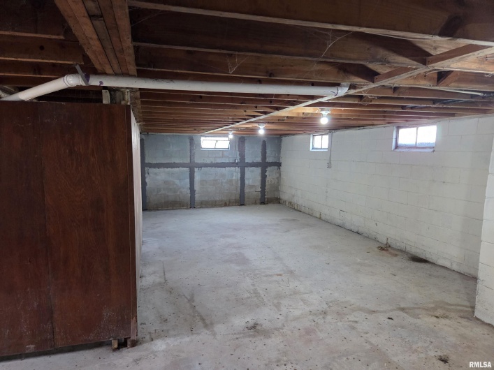 404 9TH Street, Johnston City, Illinois 62951, 3 Bedrooms Bedrooms, 0 ,2 BathroomsBathrooms,Residential,For Sale,9TH,0,RMAEB459794