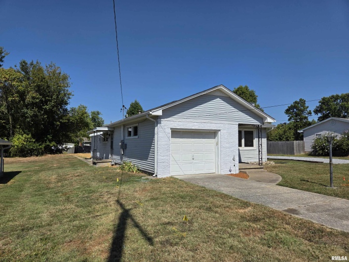 404 9TH Street, Johnston City, Illinois 62951, 3 Bedrooms Bedrooms, 0 ,2 BathroomsBathrooms,Residential,For Sale,9TH,0,RMAEB459794