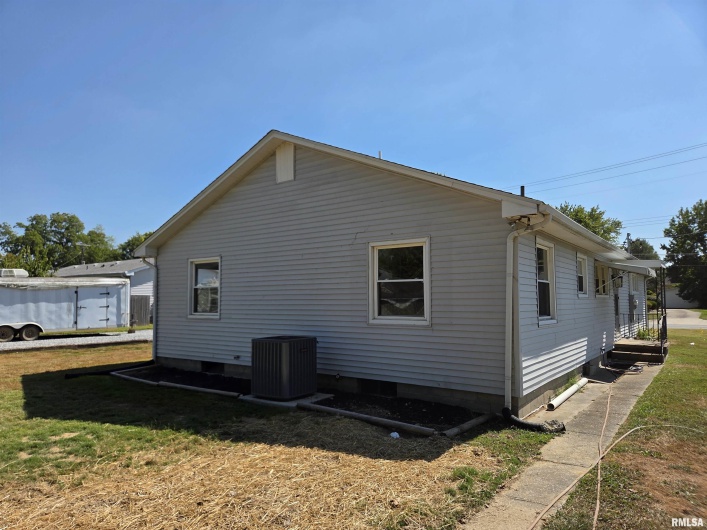 404 9TH Street, Johnston City, Illinois 62951, 3 Bedrooms Bedrooms, 0 ,2 BathroomsBathrooms,Residential,For Sale,9TH,0,RMAEB459794