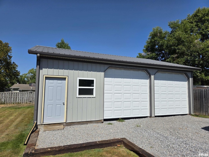 404 9TH Street, Johnston City, Illinois 62951, 3 Bedrooms Bedrooms, 0 ,2 BathroomsBathrooms,Residential,For Sale,9TH,0,RMAEB459794