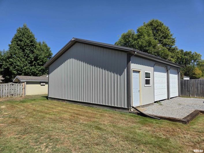 404 9TH Street, Johnston City, Illinois 62951, 3 Bedrooms Bedrooms, 0 ,2 BathroomsBathrooms,Residential,For Sale,9TH,0,RMAEB459794