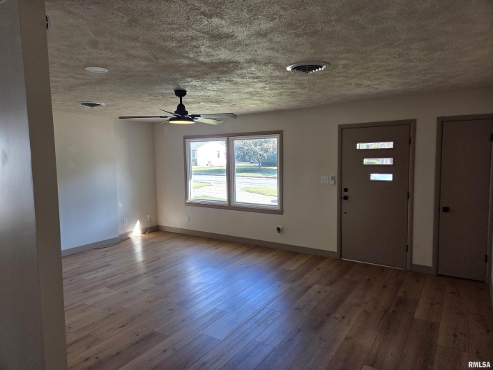 404 9TH Street, Johnston City, Illinois 62951, 3 Bedrooms Bedrooms, 0 ,2 BathroomsBathrooms,Residential,For Sale,9TH,0,RMAEB459794