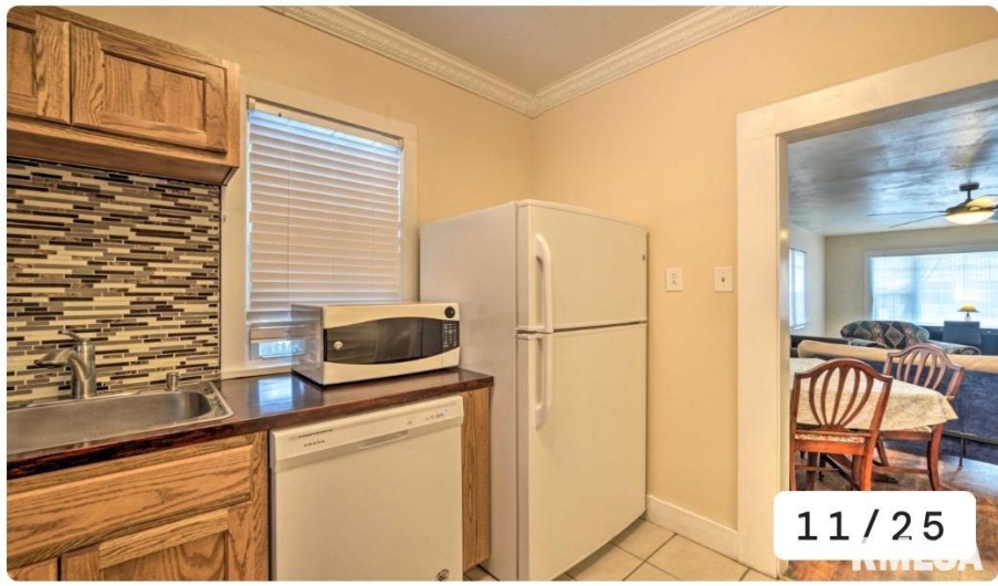 400 FOREST Street, Carbondale, Illinois 62901, 3 Bedrooms Bedrooms, 0 ,2 BathroomsBathrooms,Residential,For Sale,FOREST,0,RMAEB459800