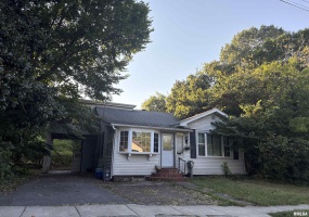 400 FOREST Street, Carbondale, Illinois 62901, 3 Bedrooms Bedrooms, 0 ,2 BathroomsBathrooms,Residential,For Sale,FOREST,0,RMAEB459800