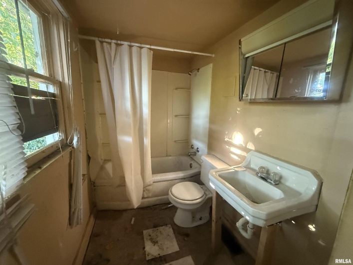 508 COLLEGE Street, Carbondale, Illinois 62901, 0 , 0 ,0,Residential Income,For Sale,COLLEGE,0,RMAEB459805