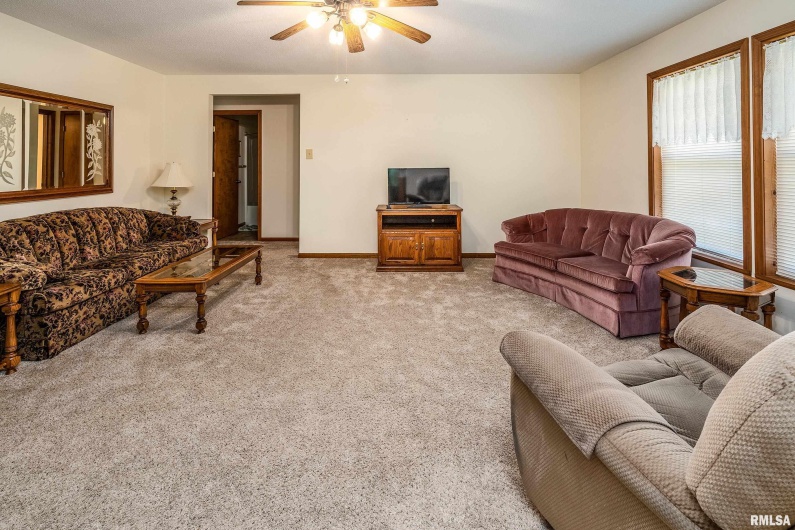 304 10TH Street, Johnston City, Illinois 62951, 3 Bedrooms Bedrooms, 0 ,2 BathroomsBathrooms,Residential,For Sale,10TH,0,RMAQC4267592
