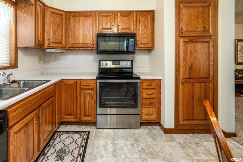 304 10TH Street, Johnston City, Illinois 62951, 3 Bedrooms Bedrooms, 0 ,2 BathroomsBathrooms,Residential,For Sale,10TH,0,RMAQC4267592