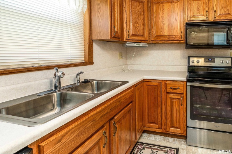 304 10TH Street, Johnston City, Illinois 62951, 3 Bedrooms Bedrooms, 0 ,2 BathroomsBathrooms,Residential,For Sale,10TH,0,RMAQC4267592