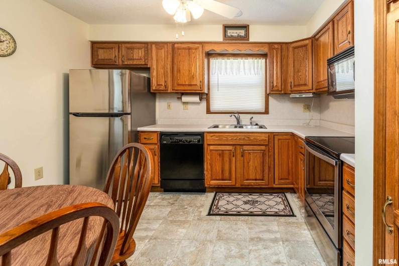 304 10TH Street, Johnston City, Illinois 62951, 3 Bedrooms Bedrooms, 0 ,2 BathroomsBathrooms,Residential,For Sale,10TH,0,RMAQC4267592