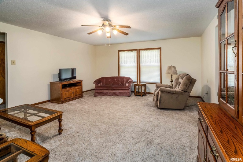 304 10TH Street, Johnston City, Illinois 62951, 3 Bedrooms Bedrooms, 0 ,2 BathroomsBathrooms,Residential,For Sale,10TH,0,RMAQC4267592