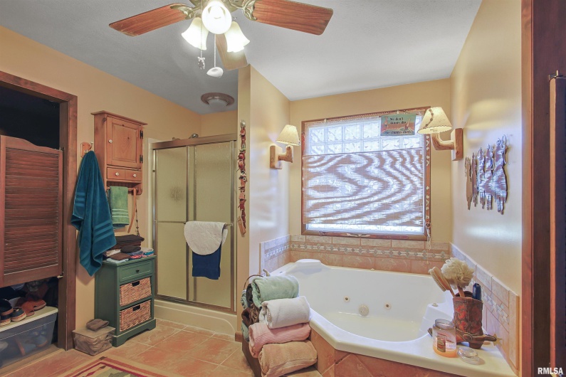 11939 Cochran Road, Marion, Illinois 62959, 4 Bedrooms Bedrooms, 0 ,3 BathroomsBathrooms,Residential,For Sale,Cochran,0,RMAEB459817