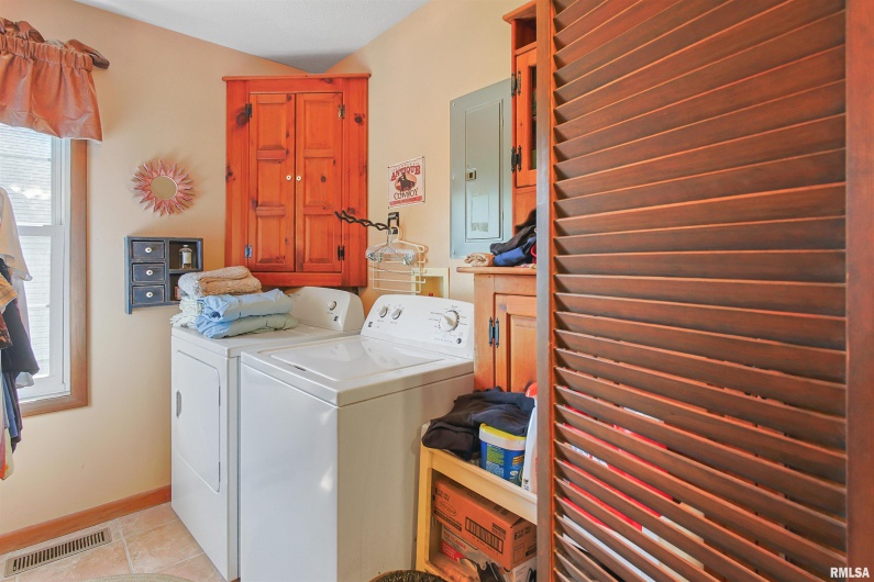 11939 Cochran Road, Marion, Illinois 62959, 4 Bedrooms Bedrooms, 0 ,3 BathroomsBathrooms,Residential,For Sale,Cochran,0,RMAEB459817