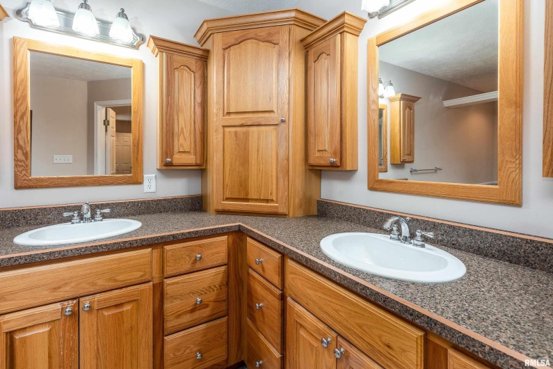 403 ARBOR Drive, Carterville, Illinois 62918, 4 Bedrooms Bedrooms, 0 ,2 BathroomsBathrooms,Residential,For Sale,ARBOR,0,RMAEB459818