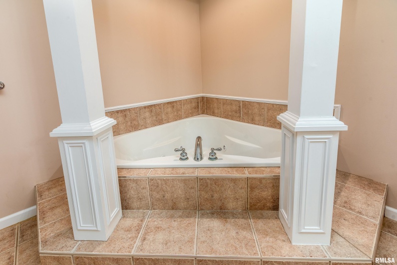 403 ARBOR Drive, Carterville, Illinois 62918, 4 Bedrooms Bedrooms, 0 ,2 BathroomsBathrooms,Residential,For Sale,ARBOR,0,RMAEB459818