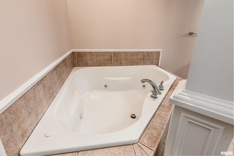 403 ARBOR Drive, Carterville, Illinois 62918, 4 Bedrooms Bedrooms, 0 ,2 BathroomsBathrooms,Residential,For Sale,ARBOR,0,RMAEB459818