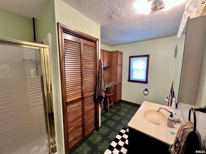 404 OAK Street, Anna, Illinois 62906, 3 Bedrooms Bedrooms, 0 ,2 BathroomsBathrooms,Residential,For Sale,OAK,0,RMAQC4267597