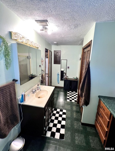 404 OAK Street, Anna, Illinois 62906, 3 Bedrooms Bedrooms, 0 ,2 BathroomsBathrooms,Residential,For Sale,OAK,0,RMAQC4267597
