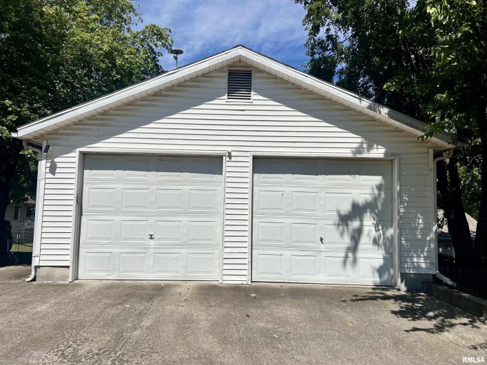 404 OAK Street, Anna, Illinois 62906, 3 Bedrooms Bedrooms, 0 ,2 BathroomsBathrooms,Residential,For Sale,OAK,0,RMAQC4267597