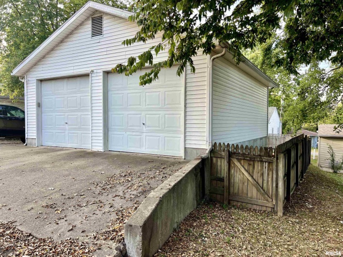 404 OAK Street, Anna, Illinois 62906, 3 Bedrooms Bedrooms, 0 ,2 BathroomsBathrooms,Residential,For Sale,OAK,0,RMAQC4267597