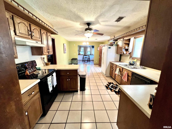 404 OAK Street, Anna, Illinois 62906, 3 Bedrooms Bedrooms, 0 ,2 BathroomsBathrooms,Residential,For Sale,OAK,0,RMAQC4267597
