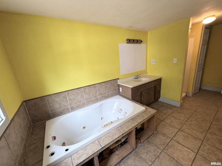 111 LINCOLN Street, Anna, Illinois 62906, 4 Bedrooms Bedrooms, 0 ,2 BathroomsBathrooms,Residential,For Sale,LINCOLN,0,RMAEB459831