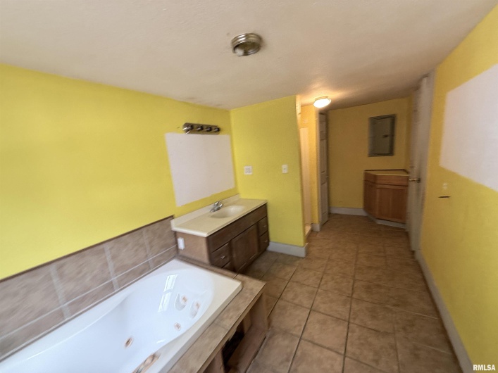 111 LINCOLN Street, Anna, Illinois 62906, 4 Bedrooms Bedrooms, 0 ,2 BathroomsBathrooms,Residential,For Sale,LINCOLN,0,RMAEB459831