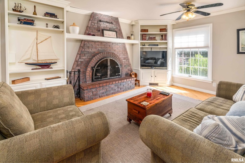 27 PINEWOOD Drive, Carbondale, Illinois 62901, 5 Bedrooms Bedrooms, 0 ,3 BathroomsBathrooms,Residential,For Sale,PINEWOOD,0,RMAEB459833